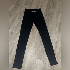 Pcheebum scrunch butt leggings in Black. Size Small. New. Stretchy